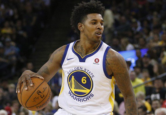 拉开肋部空 拉开肋部空